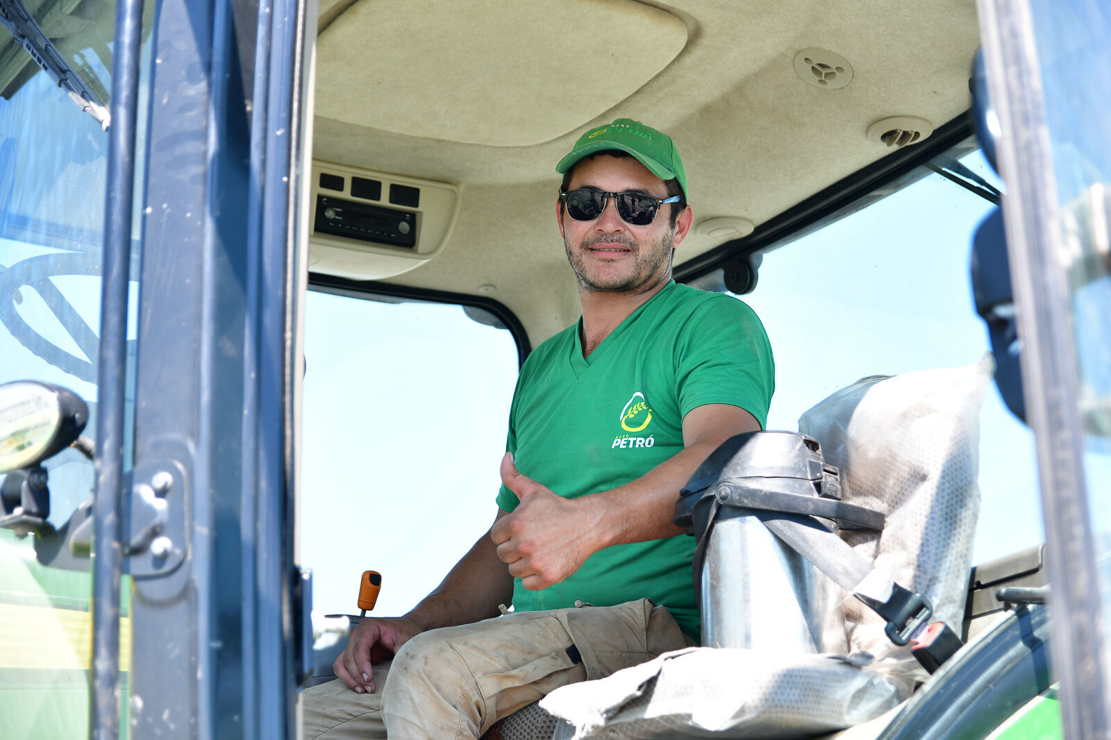 Operador sonriente en la cabina de un tractor